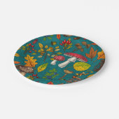 Herfst paddenstoelen, bladeren, noten en bessen op papieren bordje (Gekanteld)