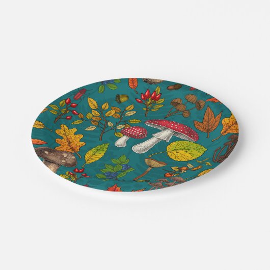 Herfst paddenstoelen, bladeren, noten en bessen op papieren bordje (Gekanteld)