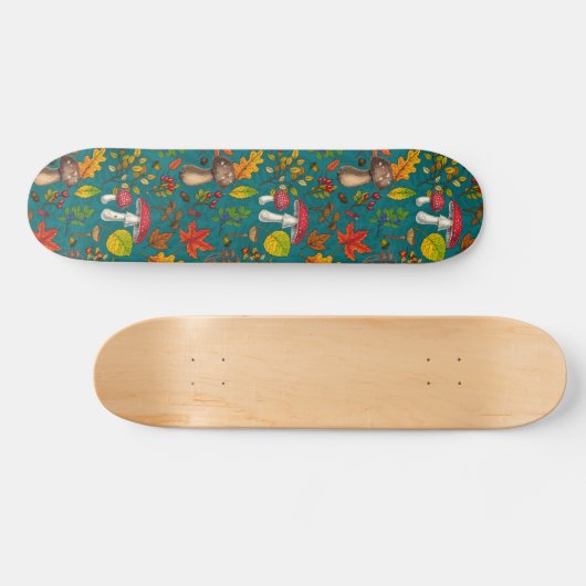 Herfst paddenstoelen, bladeren, noten en bessen op persoonlijk skateboard (Horizontaal)
