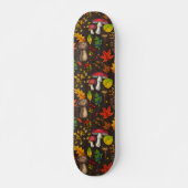 Herfst paddenstoelen, bladeren, noten en bessen op persoonlijk skateboard (Voorkant)