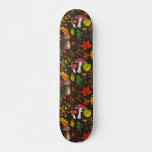 Herfst paddenstoelen, bladeren, noten en bessen op persoonlijk skateboard