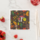 Herfst paddenstoelen, bladeren, noten en bessen op servet (Insitu)