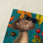 Herfst paddenstoelen, bladeren, noten en bessen op strandlaken (In situ)