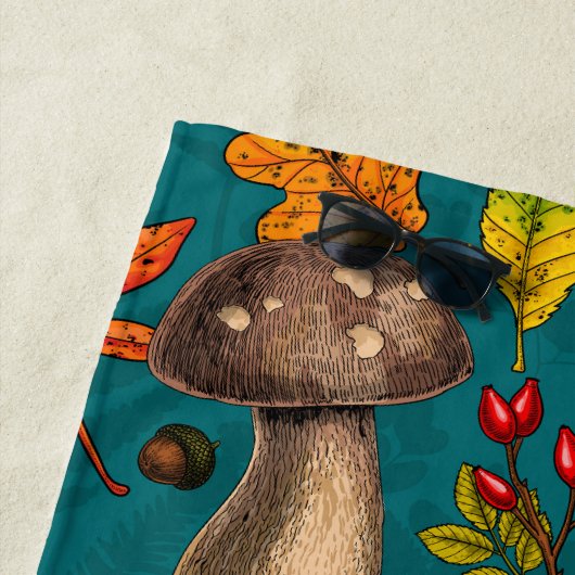 Herfst paddenstoelen, bladeren, noten en bessen op strandlaken (In situ)