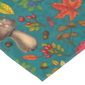 Herfst paddenstoelen, bladeren, noten en bessen op tafelkleed (Gekanteld)