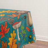 Herfst paddenstoelen, bladeren, noten en bessen op tafelkleed (Voorbeeld)