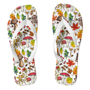 Herfst paddenstoelen, bladeren, noten en bessen op teenslippers