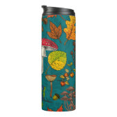 Herfst paddenstoelen, bladeren, noten en bessen op thermosbeker (Geroteerd rechts)