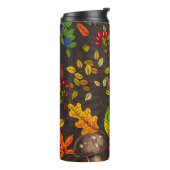 Herfst paddenstoelen, bladeren, noten en bessen op thermosbeker (Gedraaid links)