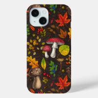 Herfst paddenstoelen, noten en bessen op donker