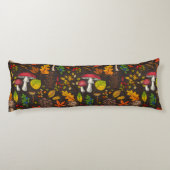 Herfst paddenstoelen, noten en bessen op donker lichaamskussen (Achterkant)