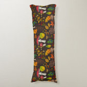 Herfst paddenstoelen, noten en bessen op donker lichaamskussen (Voorkant Verticaal)