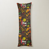 Herfst paddenstoelen, noten en bessen op donker lichaamskussen (Achterkant (Verticaal))