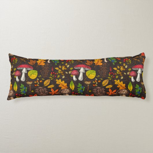 Herfst paddenstoelen, noten en bessen op donker lichaamskussen (Voorkant)