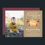 herfst pompoen aangepaste leeftijd verjaardagsfees kaart<br><div class="desc">Herfst verliefd op deze schattige rustieke verjaardagsfeestuitnodigingen voor kinderen met een favoriete foto aan de linkerkant. Het ontwerp is voorzien van een oranje waterverf pompoen versierd met bordeauxrode, roze en oranje bloemen en groen gebladerte op een kraftachtergrond. "Onze kleine pompoen draait" verschijnt aan de bovenkant in chique kalligrafie script letters,...</div>