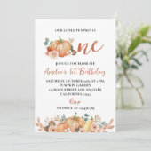 Herfst pompoen draait een eerste verjaardagsuitnod kaart (Staand voorkant)