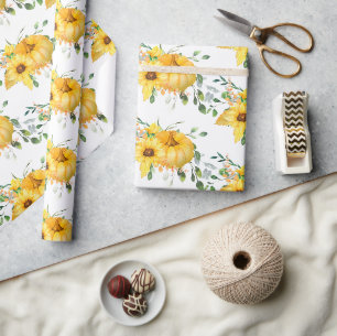 Herfst pompoen, zonnebloemen en groen cadeaupapier