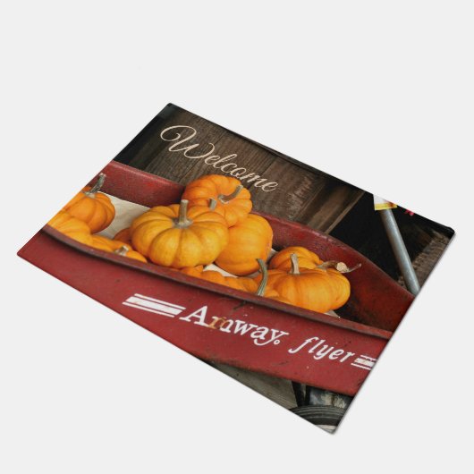 Herfst pompoenen in oude rode wagen welkom deurmat (Schuin)