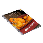 Herfst pompoenen in oude rode wagon notitieboek (Rechterzijde)