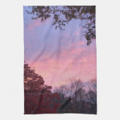 Herfst roze gele zonsondergang over bomen theedoek (Verticaal)