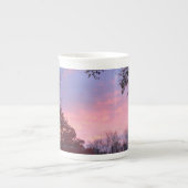 Herfst roze zonsondergang over bomen porselein kop (Voorkant)