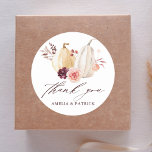 Herfst rustieke pompoen herfstbruiloft bedankt ronde sticker<br><div class="desc">Deze sticker voor huwelijksbedankjes is voorzien van waterverf witte en gele pompoenen versierd met bordeaux,  kastanjebruin en blozend roze bloemetjes over herfstbladeren. Voor meer geavanceerde aanpassing van dit ontwerp,  klikt u op de link "Aanpassen verder". Overeenkomende objecten zijn ook beschikbaar.</div>
