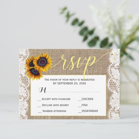 Herfst rustieke zonnebloem burlap bruiloft script RSVP kaartje (Staand voorkant)