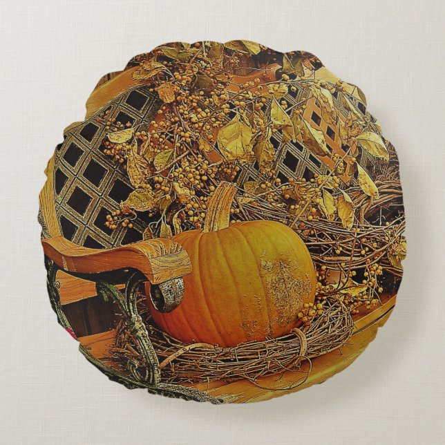 Herfst Scene - Pompoen en Bittersweet Vine Op Benc Rond Kussen (Voorkant)