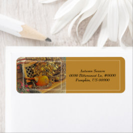 Herfst scene / pompoen en bitterzoete wijn op bank etiket