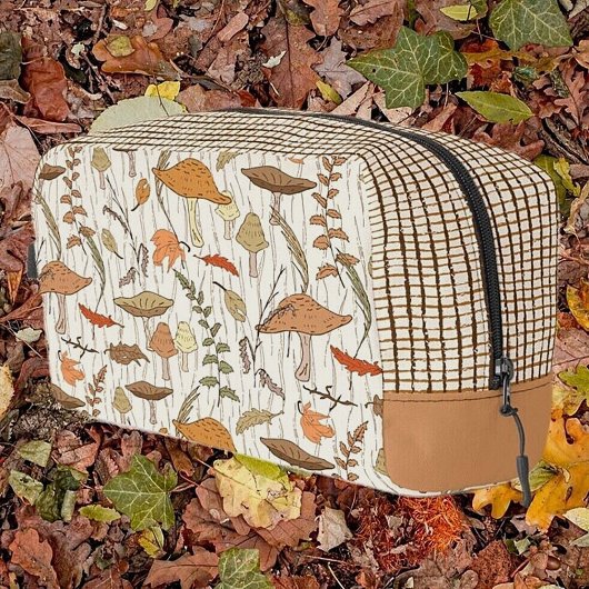 Herfst schimmels en bladeren - naadloos patroon. toilettasje