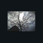 Herfst Schuur Moonlit Sky Modern Zwart & Wit Canvas Afdruk<br><div class="desc">Dit eenvoudige,  maar verbluffende afbeelding is uitgerust met een roestvrij schuur 's nachts met een winterwolk vol maanhemel en kale bomen. Creëer door Simply Farmhouse Press.</div>