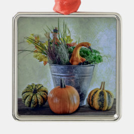 Herfst stilleven met pompoenen, bloemen metalen ornament