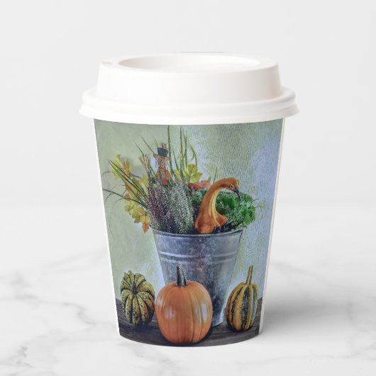 Herfst stilleven met pompoenen, bloemen papieren bekers (Achterkant)