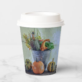 Herfst stilleven met pompoenen, bloemen papieren bekers