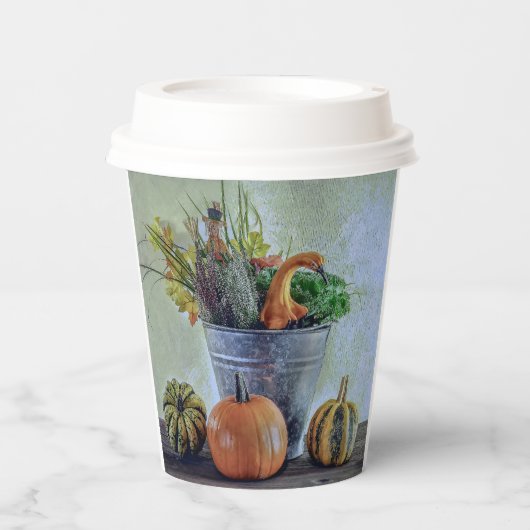 Herfst stilleven met pompoenen, bloemen papieren bekers (Voorkant)