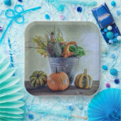 Herfst stilleven met pompoenen, bloemen papieren bordje (Feest)