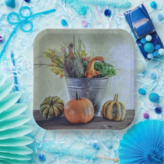 Herfst stilleven met pompoenen, bloemen papieren bordje (Feest)