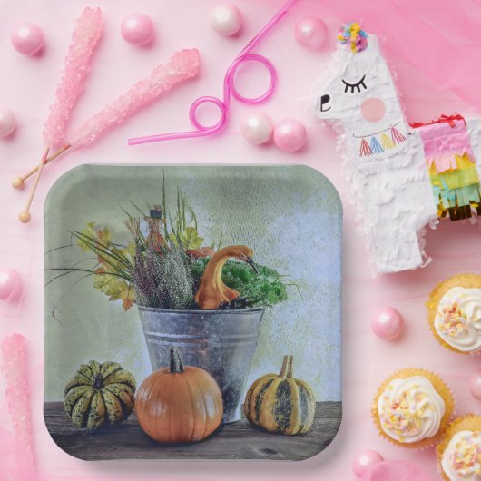 Herfst stilleven met pompoenen, bloemen papieren bordje (Feest)