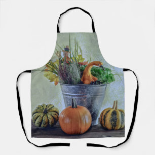 Herfst stilleven met pompoenen, bloemen schort