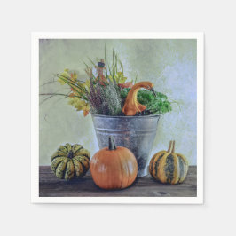 Herfst stilleven met pompoenen, bloemen servet