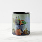 Herfst stilleven met pompoenen, bloemen tweekleurige koffiemok (Center)