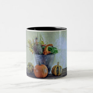 Herfst stilleven met pompoenen, bloemen tweekleurige koffiemok