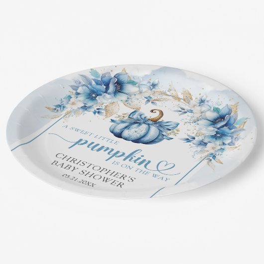 Herfst stoffige blauw en gouden pompoen bloemen bo papieren bordje (Gekanteld)