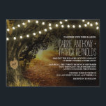 Herfst String Lights Oak Tree Wedding Invitations Kaart<br><div class="desc">Herfst String Lights Oak Tree Wedding Invitations - gebruik een herfst/herfstachtergrond met een grote opa-eikenboom die u de demo-initialen kunt veranderen in die van uw keuze. Dit ontwerp kenmerkt ook koordlichten bij de bovenkant die een gloed afgeven. Zie de vormen van de kaartvoorraad en de papieren types om te bevorderen...</div>