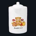 Herfst Teddybeer en Paddestoel Wonderland Theepot<br><div class="desc">Geniet van je theemomenten met elegantie en charme met deze veelzijdige Teddybeer en Mushroom Wonderland theepot. Deze prachtig ontworpen theepot beschikt over een hartverwarmende waterverf en inktmotief met een teddybeer, grillige paddenstoelen en de schoonheid van vallende herfstbladeren. Personaliseer het voor elk speciaal evenement of pas het aan uw voorkeuren aan,...</div>