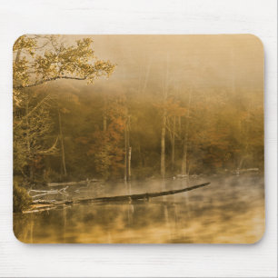 Herfst U.P. Michigan Fog Rising op Pond Travel Fot Muismat