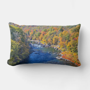 Herfst verlaat Flanking Clear River Kussen