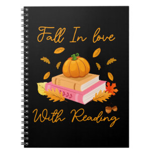 Herfst verliefd op het lezen van het boek Autumn P Notitieboek