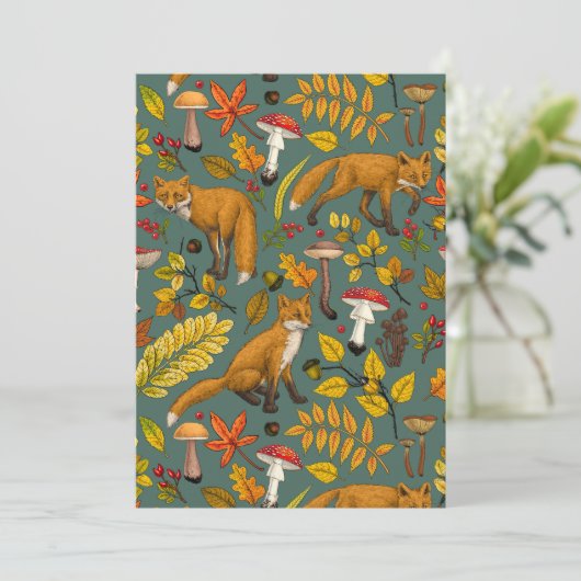 Herfst vossen op pijnboomgroen (Staand voorkant)