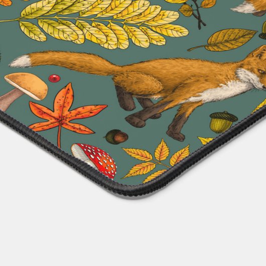 Herfst vossen op pijnboomgroen bureaumat (Hoek)